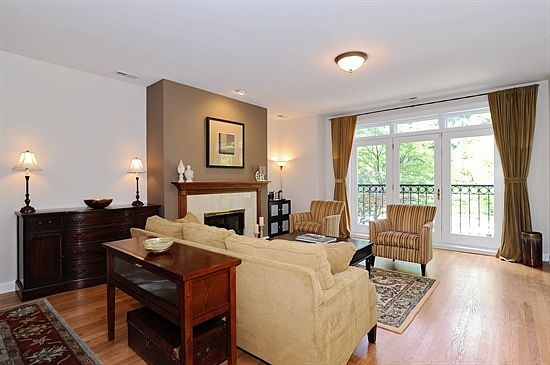 2nd image of 2341 W Montrose Ave APT 2