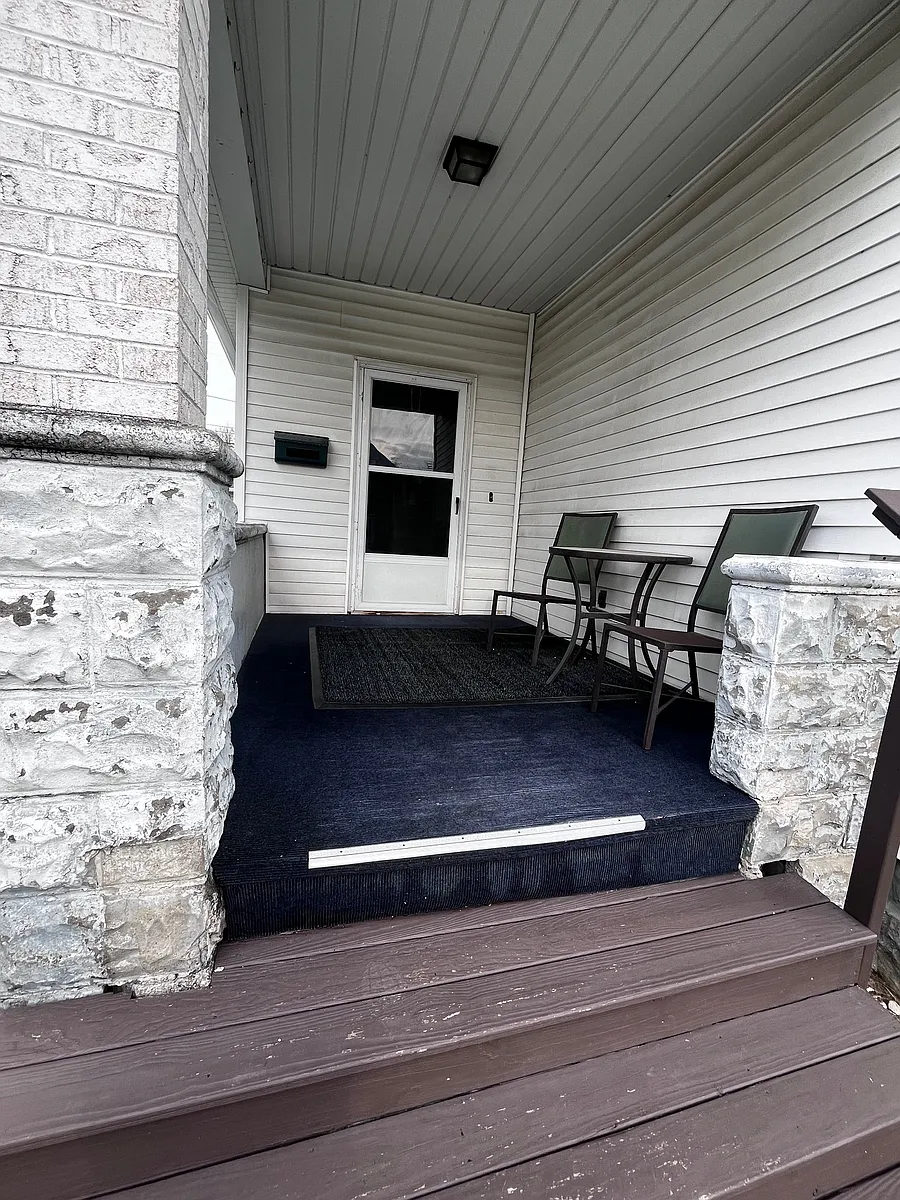 Building Photo - 708 Rawson Ave