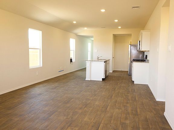 5th image of 313 Calgary Ln