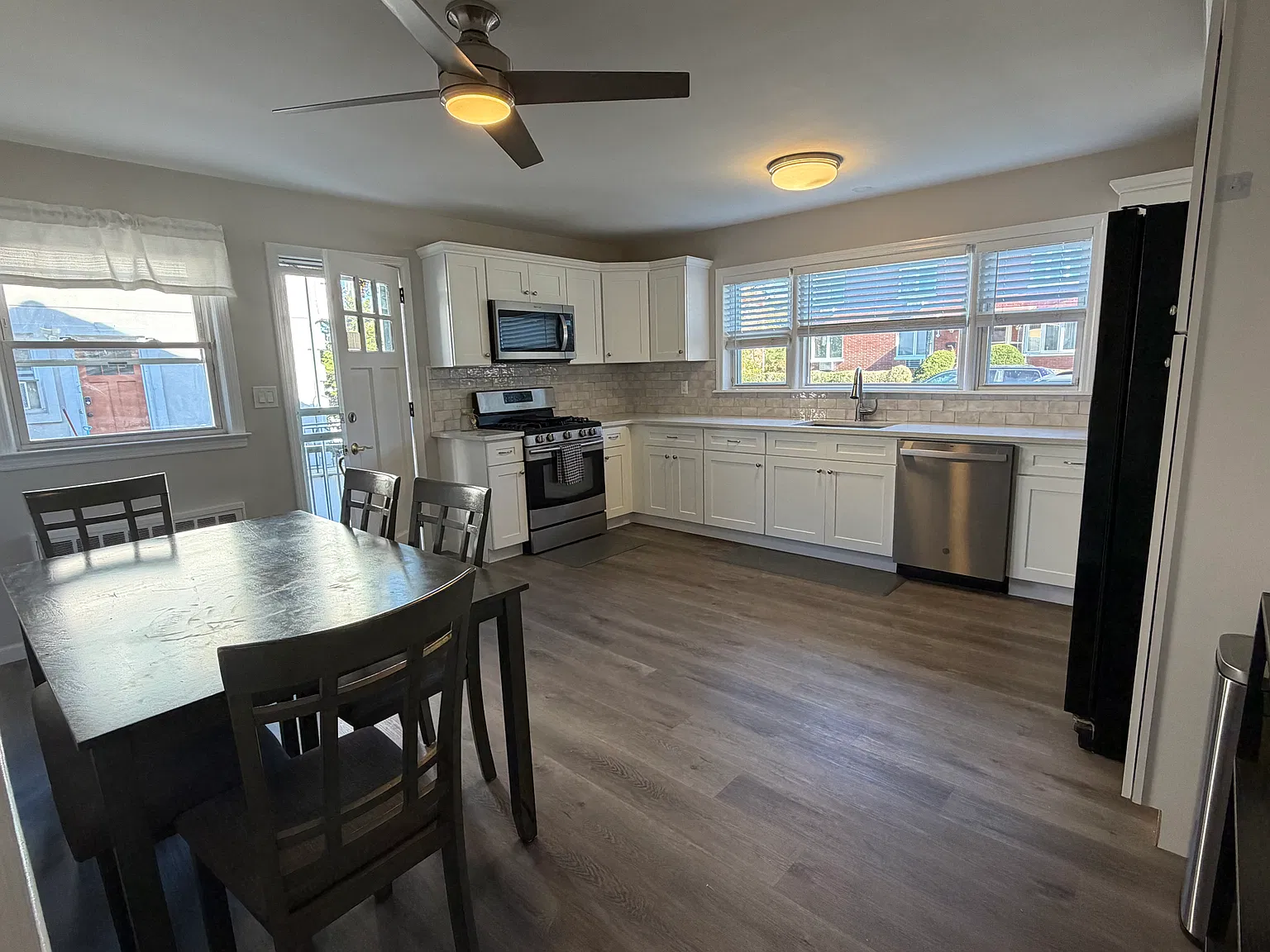 3 bed, 1210 sqft, $3,500 — Photo 2