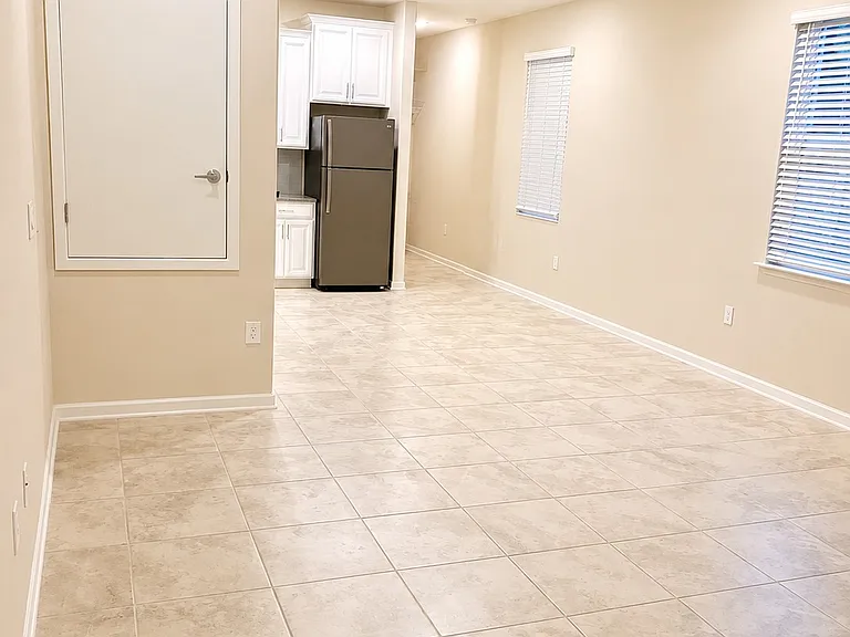 1719 Chatsworth Cir — Photo 5