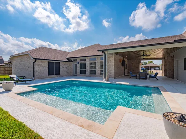 2110 Wikiup St, Dickinson, TX 77539