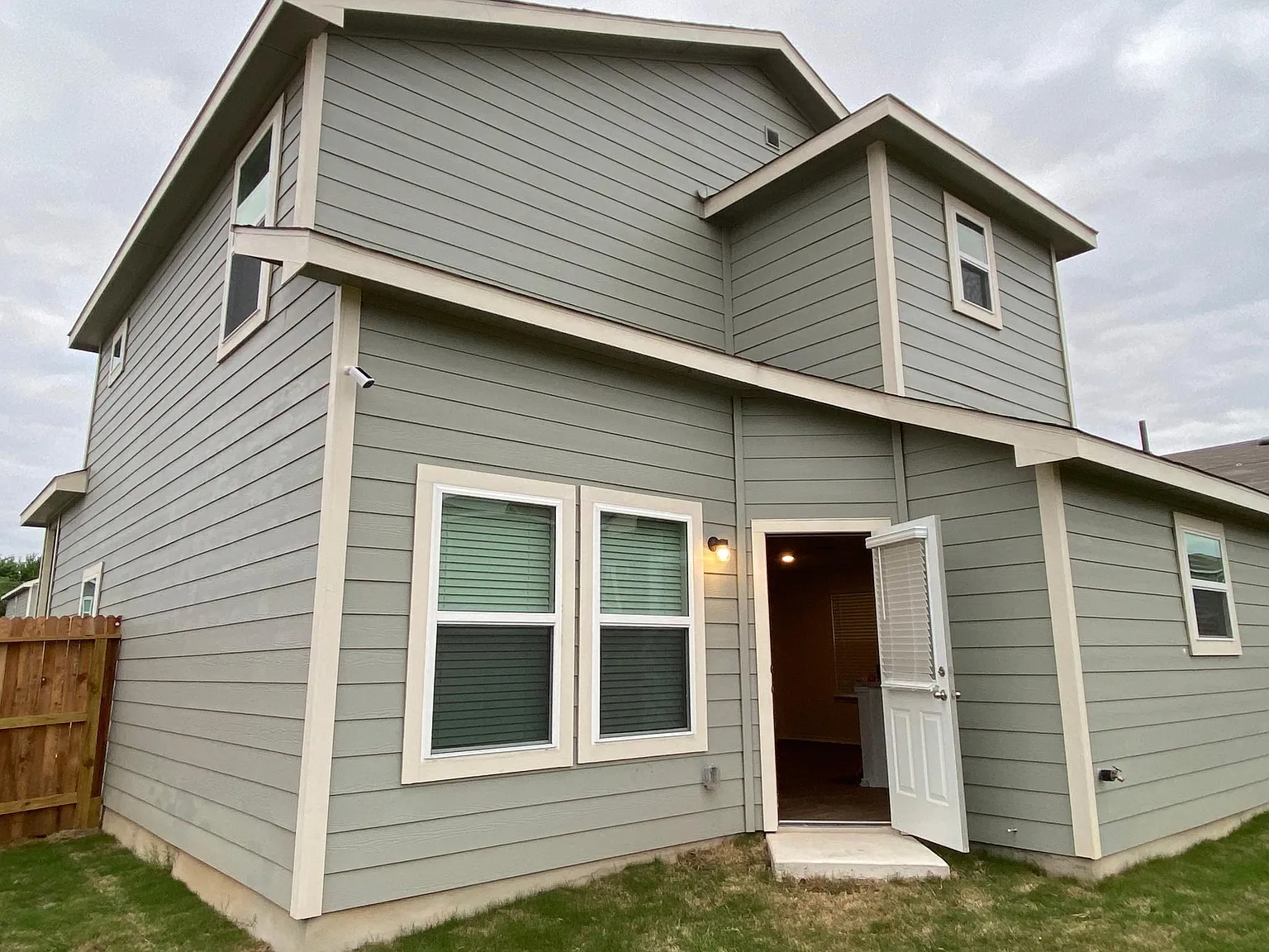 4 bed, 2.5 bath, 1920 sqft, $1,900 — Photo 2