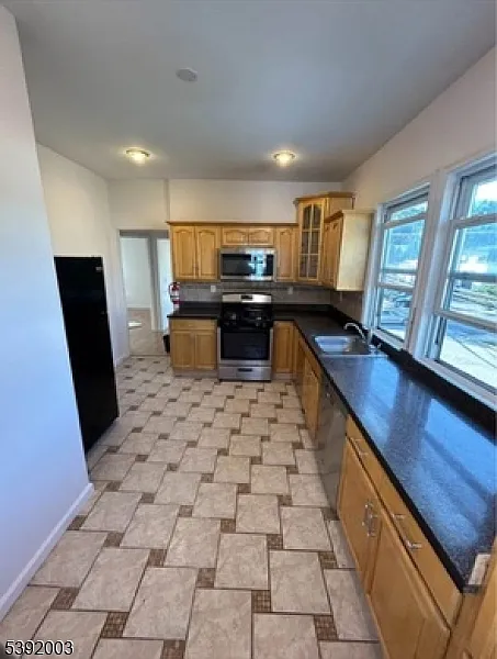 3 bed, $2,300 — Photo 1