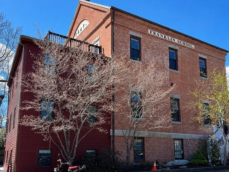 348 Maplewood Ave #4