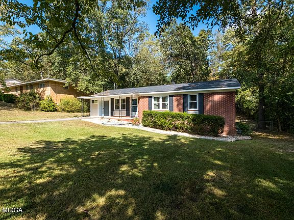 2nd image of 1050 N Pine Knoll Dr