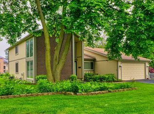 743 N Woodfield Trl, Roselle, IL