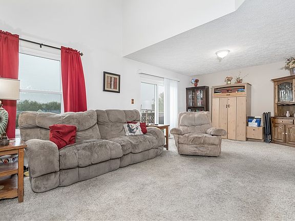 3rd image of 909 Sunset Cir