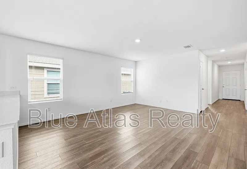 3 bed, 2.0 bath, 1260 sqft, $1,795 — Photo 3