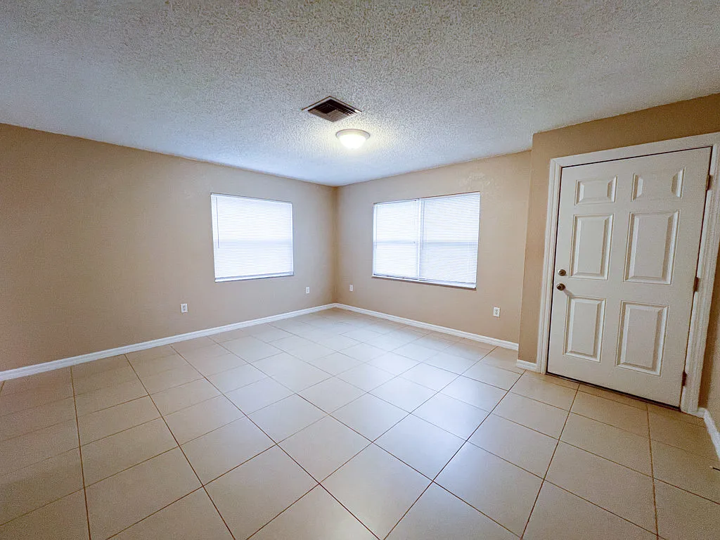 Well-Maintained 2-Bedroom Duplex Near Downtown Eustis — Photo 3