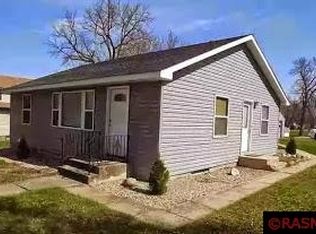 271 S Park Ave, Le Center, MN 56057