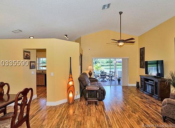 4th image of 215 Somerset Way