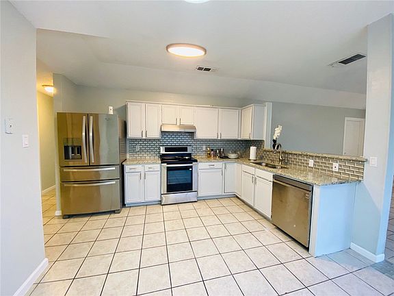 2nd image of 2702 Taft St