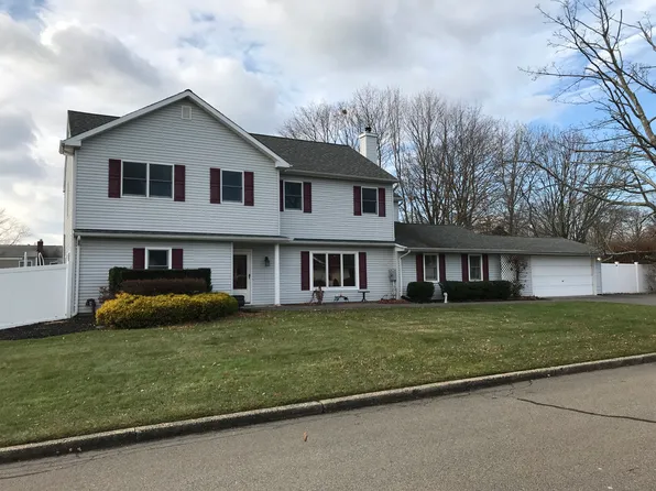 28 Ashland St, Mount Sinai, NY 11766