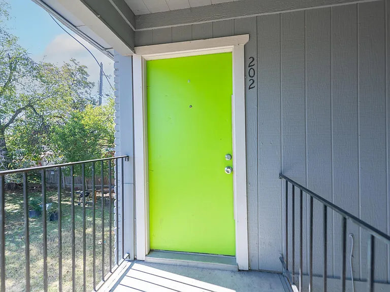Twin Crest Dr — Photo 11