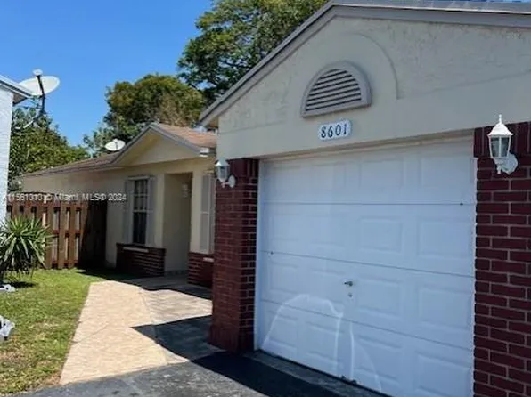8601 NW 192nd Ter, Hialeah, FL 33015