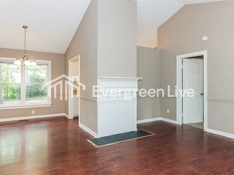 313 Netherland Dr — Photo 3