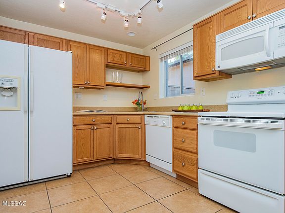3rd image of 935 N Venice Ave APT C