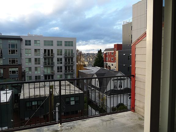 3rd image of 208 Boylston Ave E APT 3