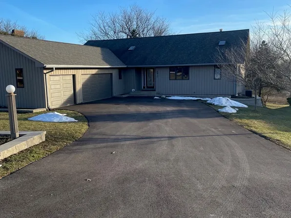 2911 Red Oak Dr, Harvard, IL 60033