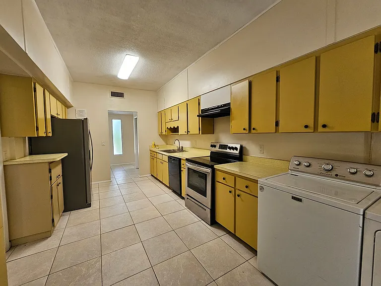 2818 SW 2nd Ave — Photo 9