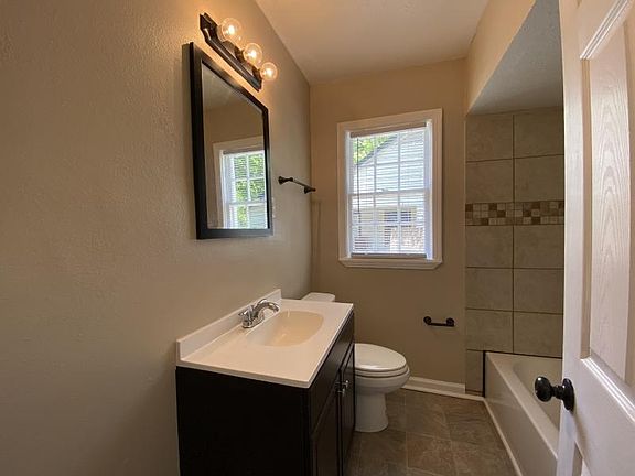 4th image of 1050 W Walthal Cir