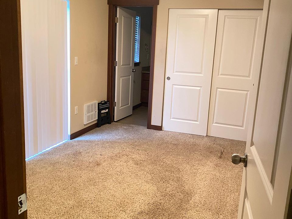 This bedroom locates on 1st floor, comes with own full bathroom, closet and has access to backyard.