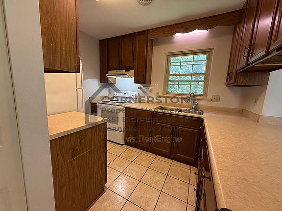 2nd image of 713 Lakeview Cir
