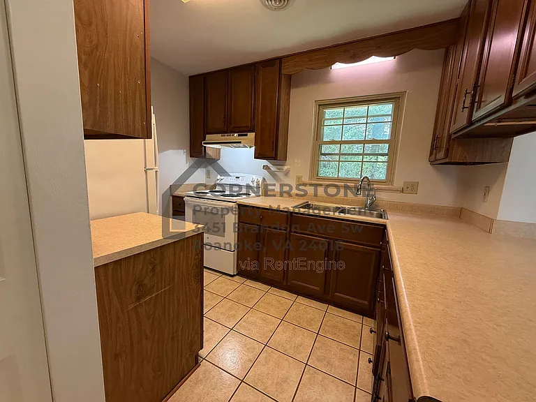 713 Lakeview Cir — Photo 2
