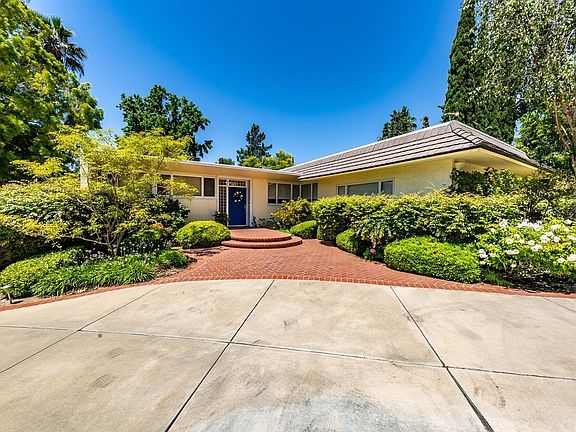 2nd image of 4755 Lasheart Dr