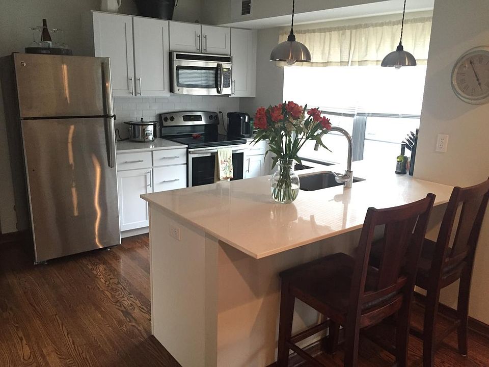 Quartz counter tops, stainless steel appliances