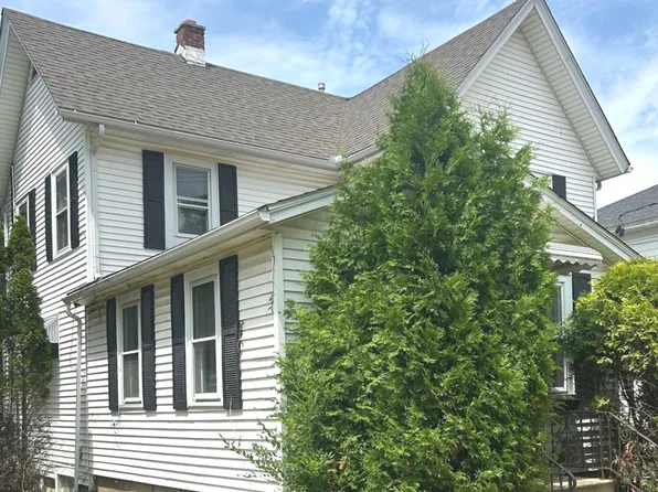 992 Main St, Antioch, IL 60002
