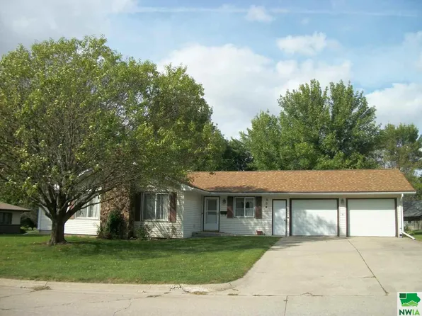 304 Centennial Dr, Cherokee, IA 51012