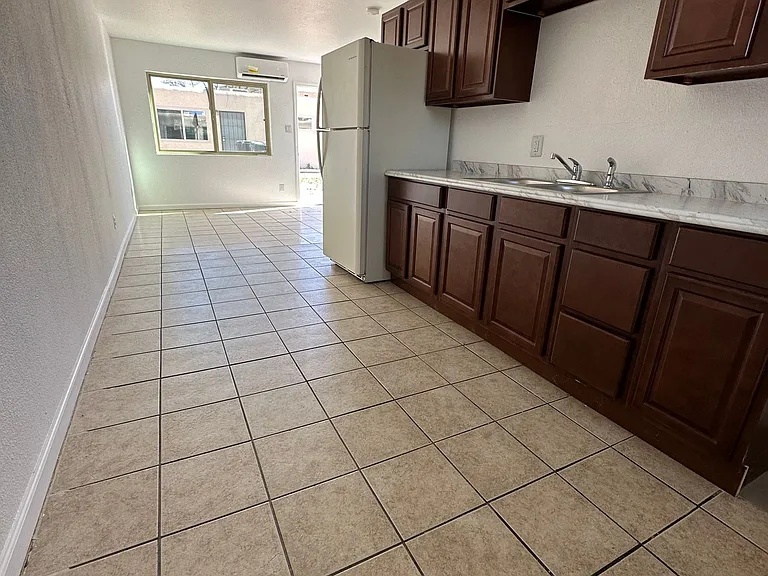 Spacious 2 Bedroom Apartment with Private Backyard — Photo 1