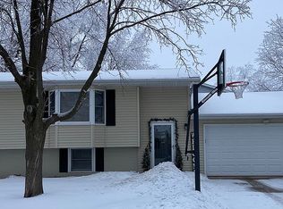 404 W Oak St, Eldridge, IA 52748