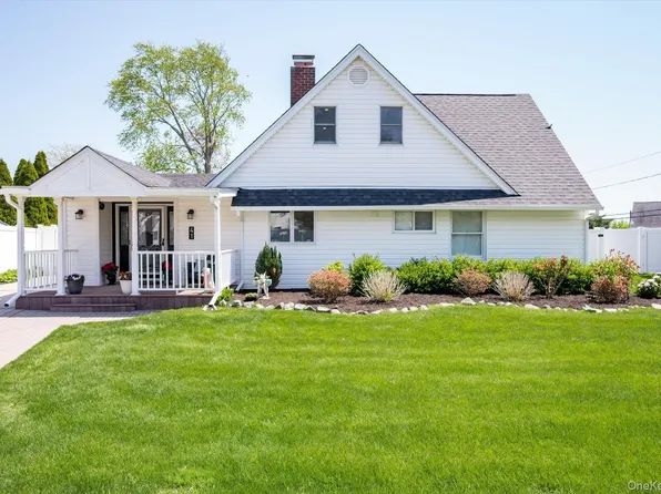 41 Disc Lane, Wantagh, NY 11793
