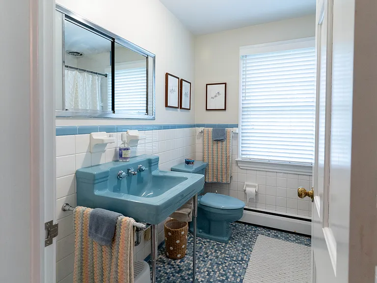 Second upstairs bathroom