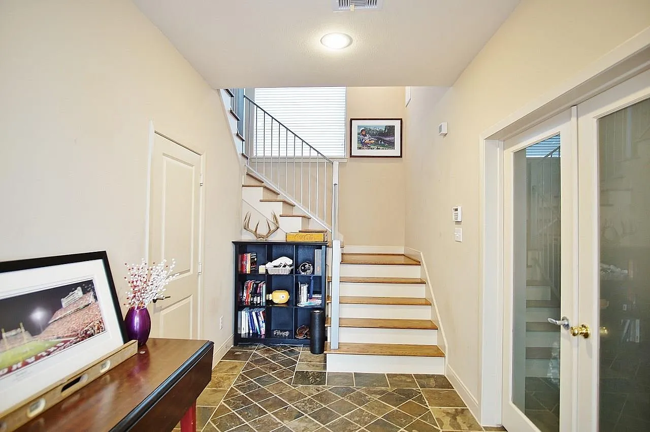 3 bed, 3.5 bath, 2483 sqft, $3,100 — Photo 4