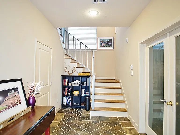 818 Lester St — Photo 4