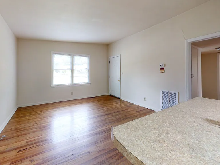 610 Kyle St — Photo 7