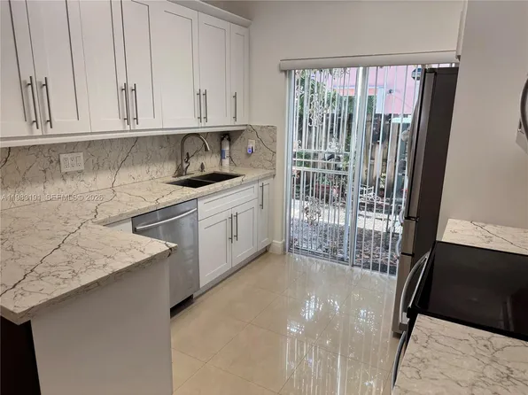 8025 Lake Dr APT 102, Doral, FL 33166