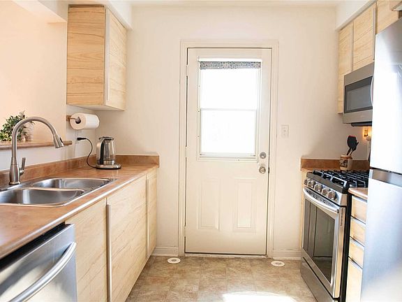 4th image of 1159 McDowell Cres
