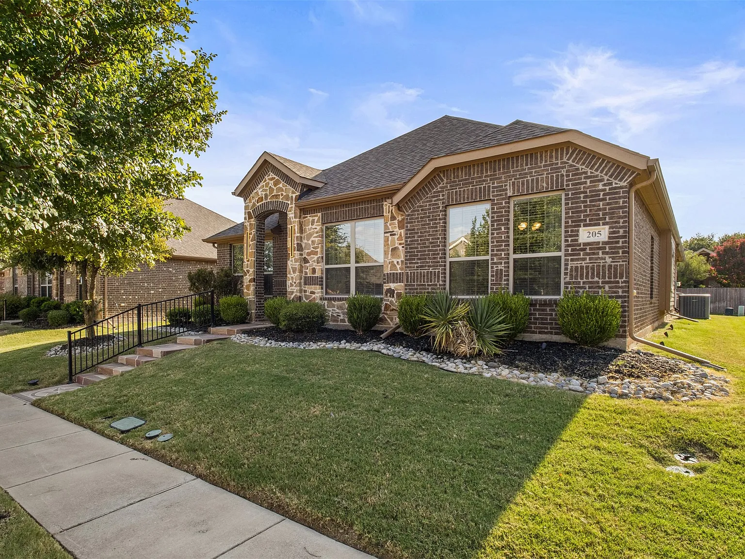 4 bed, 2.0 bath, 2010 sqft, $2,750 — Photo 2