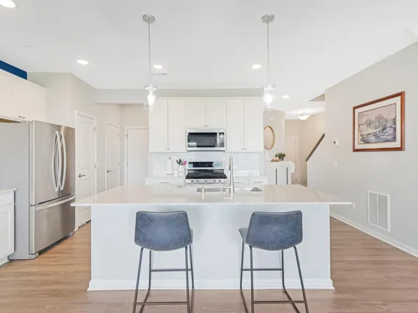 9541 4th St N, Lake Elmo, MN 55042