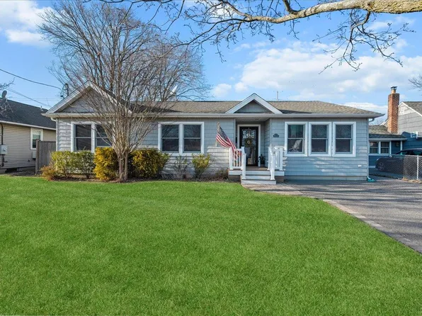 55 Tappan Avenue, Babylon, NY 11702