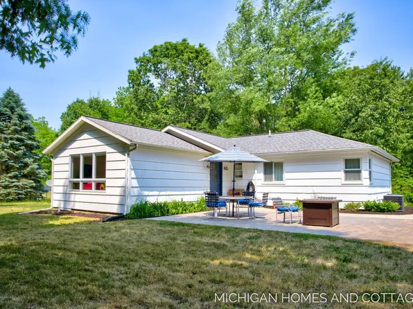 3268 Lorrimar Ln, Saugatuck, MI 49453