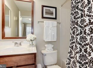 42900 Conrad Ter, Chantilly, VA 20152