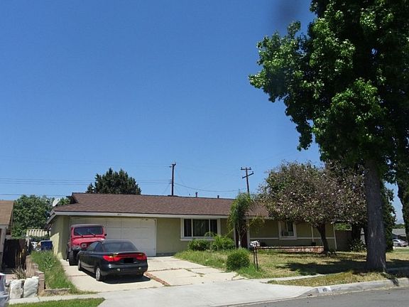 3rd image of 851 N Lake Ave