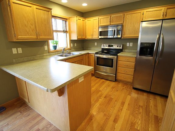 2nd image of 933 4th Ave E