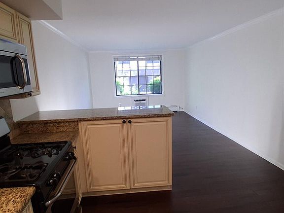 3rd image of 2014 Hawthorne Ln